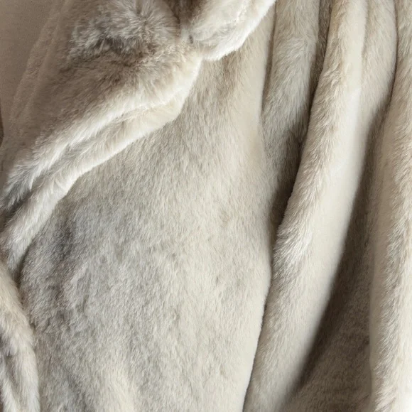 Elegant Cream Faux Fur Coat - Picture 2 of 3